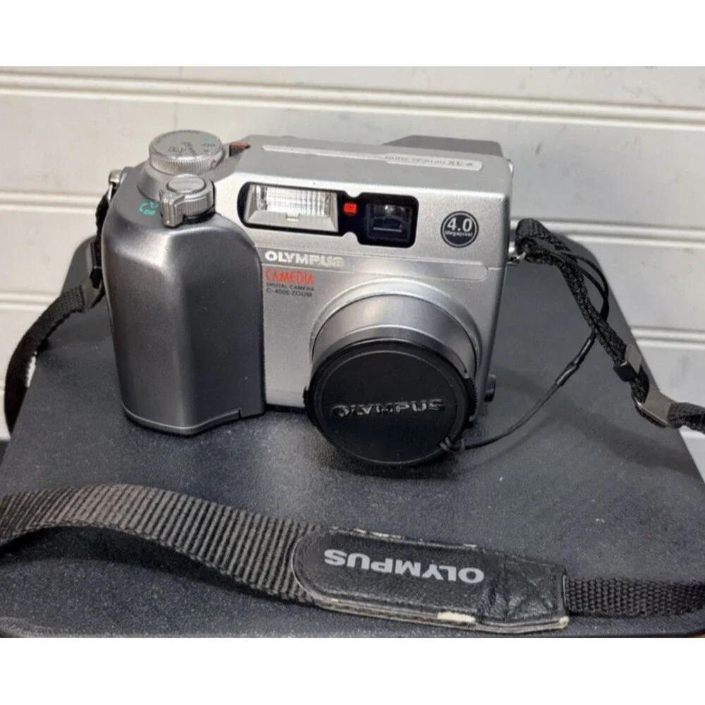 Olympus CAMEDIA C-4000 Zoom 4.0MP Digital Camera Silver W/ Memory Card Tested